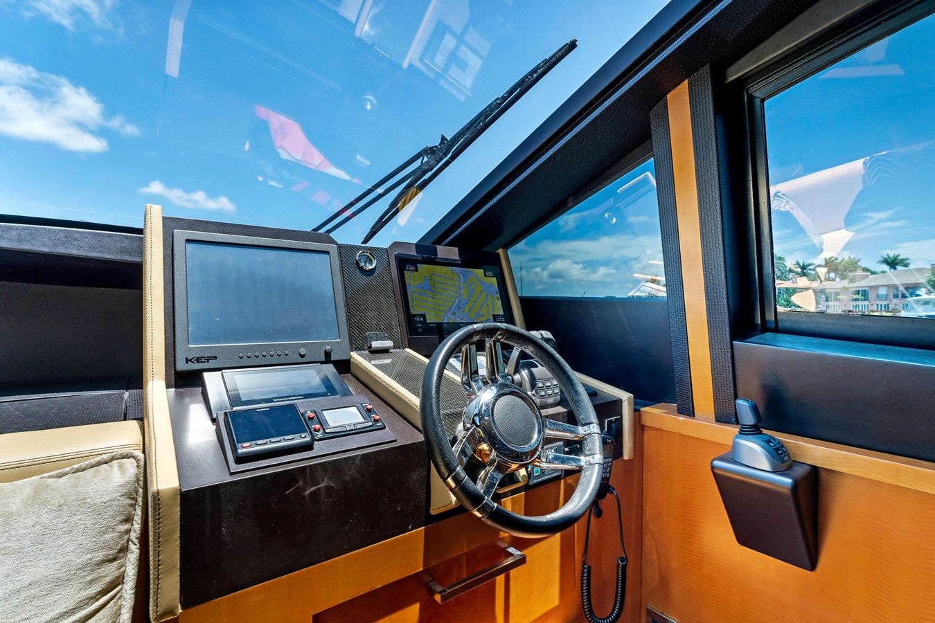 Купить яхту Lazzara в Shestakov Yacht Sales