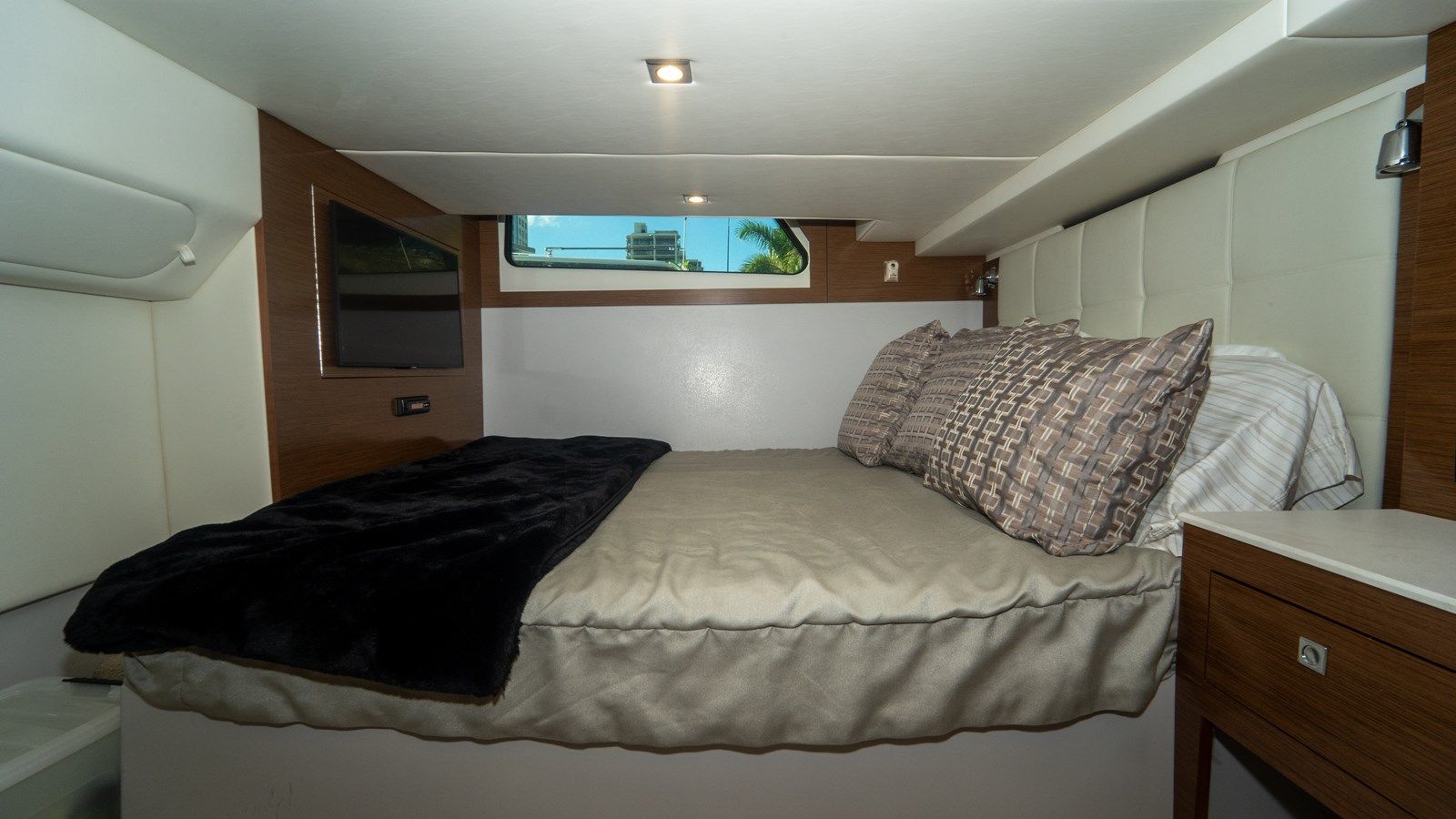 the best price on Here Be Dragons 390 Express Coupe