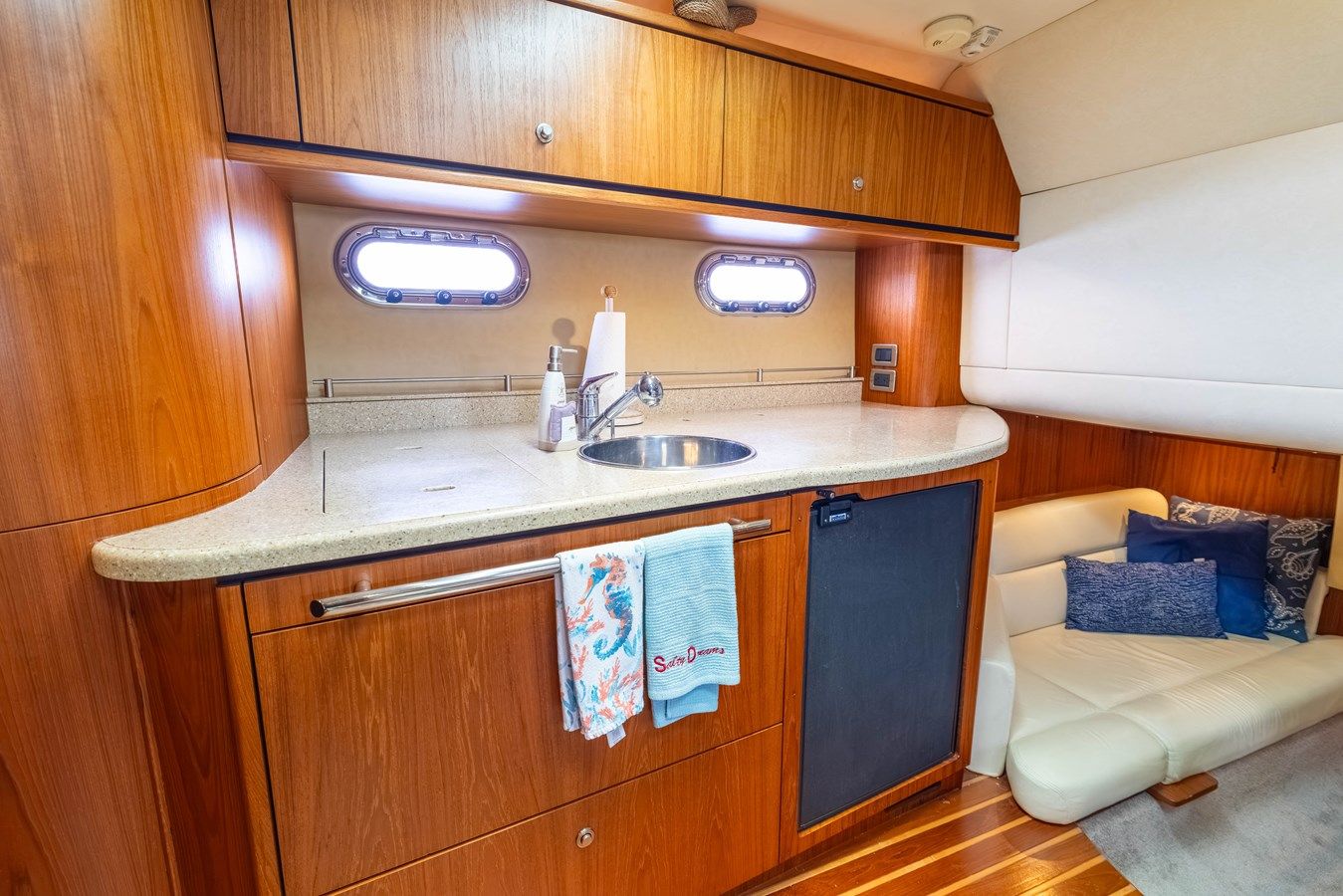 Купить яхту NA - Tiara в Shestakov Yacht Sales