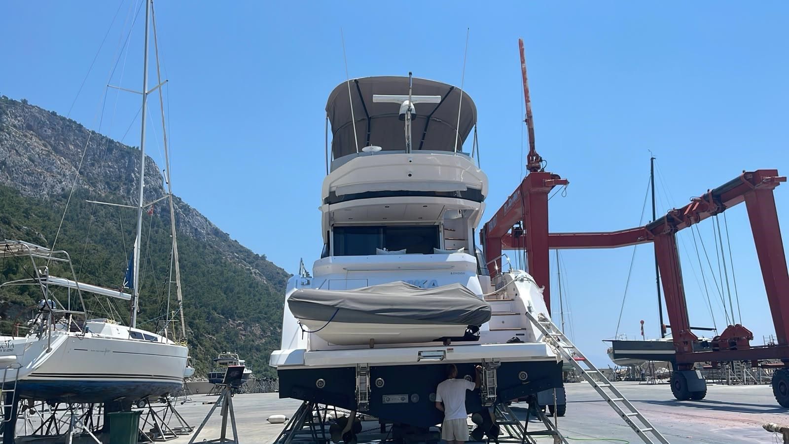 the best price on MAKA - Azimut Yachts