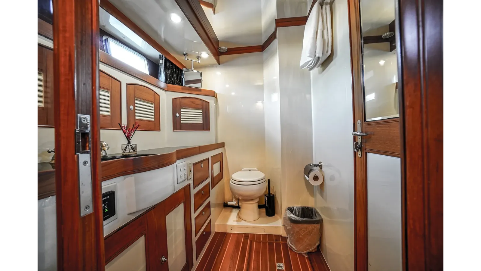 Buy a yacht THE GARLIC