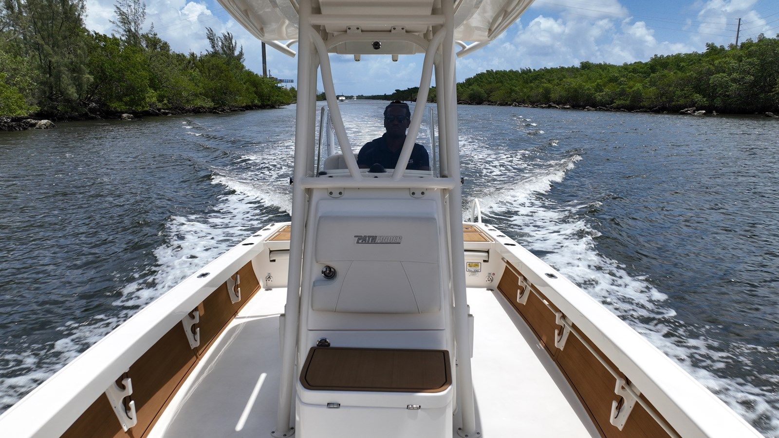 Buy a yacht Pathfinder 2500 Hybrid