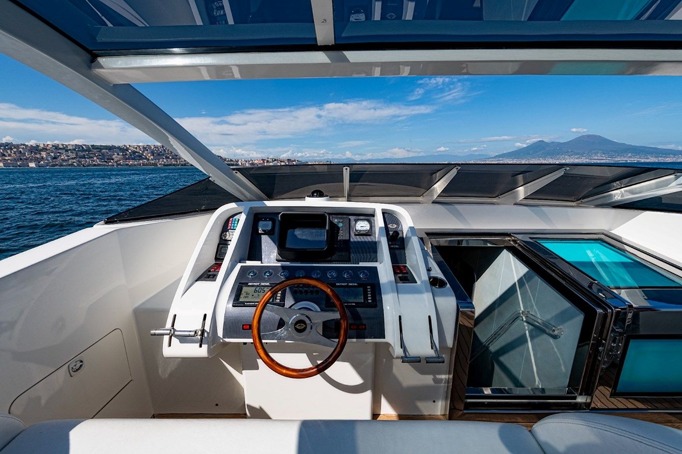 WHITE & SILVER - Magnum Marine yacht sale