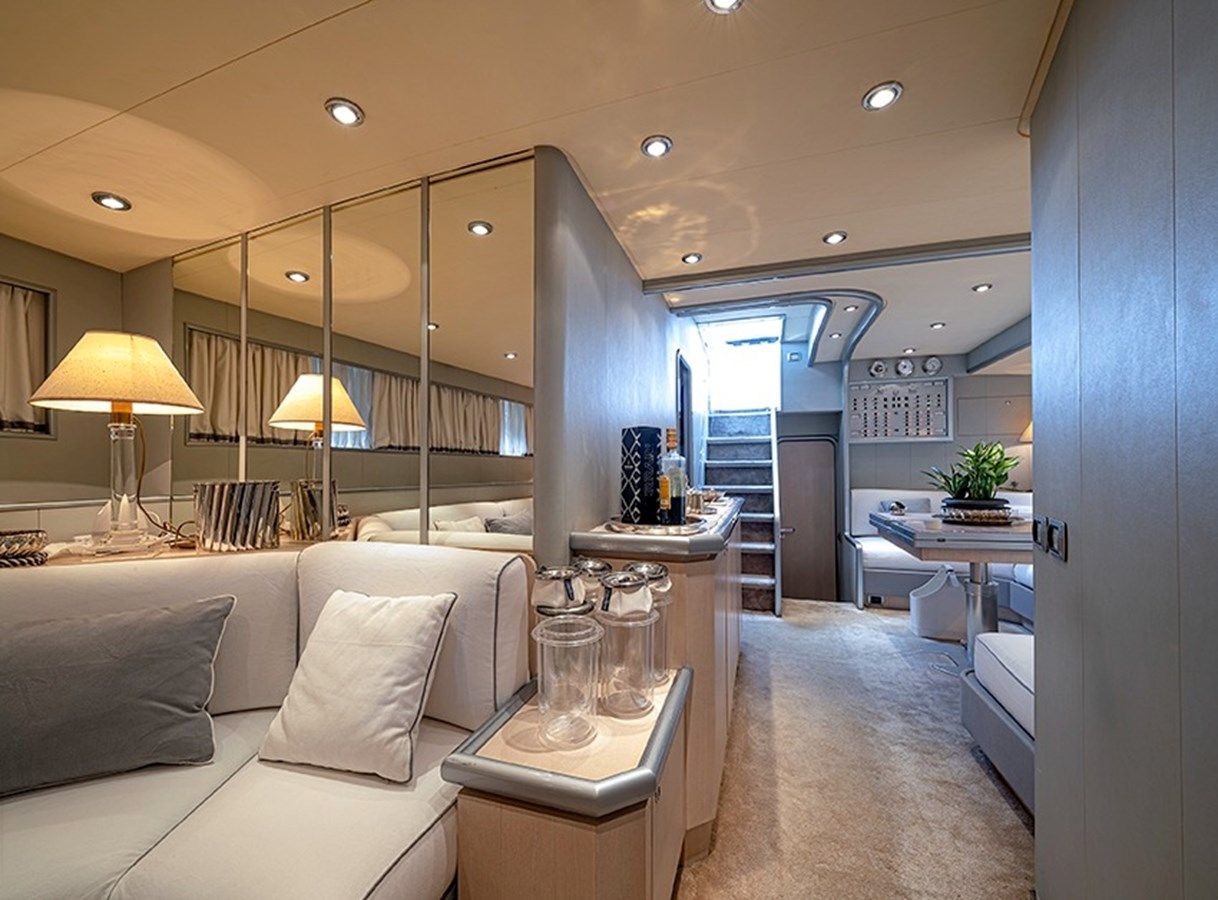 Buy a yacht WHITE & SILVER - Magnum Marine