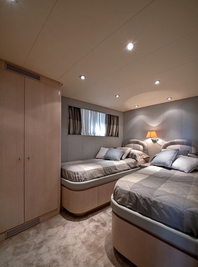 Buy a yacht WHITE & SILVER - Magnum Marine