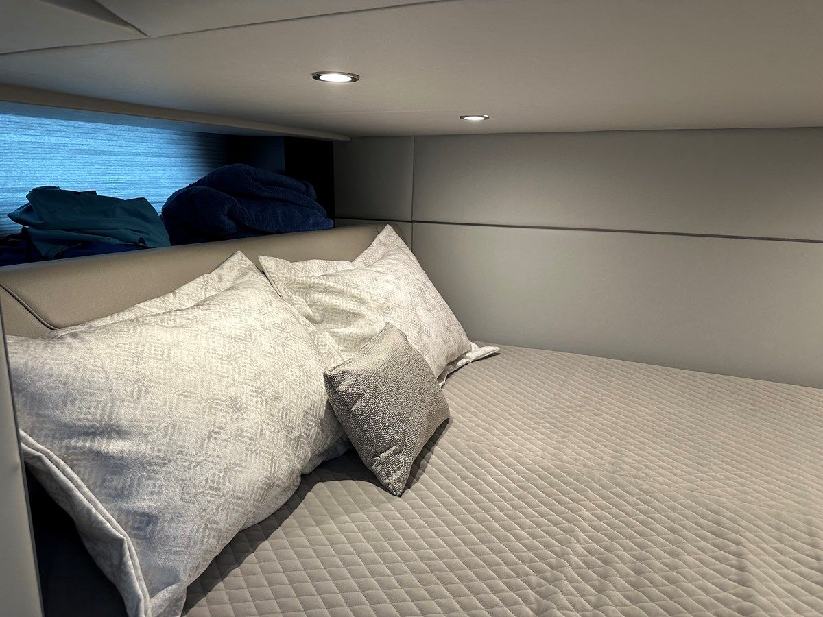 Купить яхту Out of the Blue 400 Super Sport Crossover в Shestakov Yacht Sales