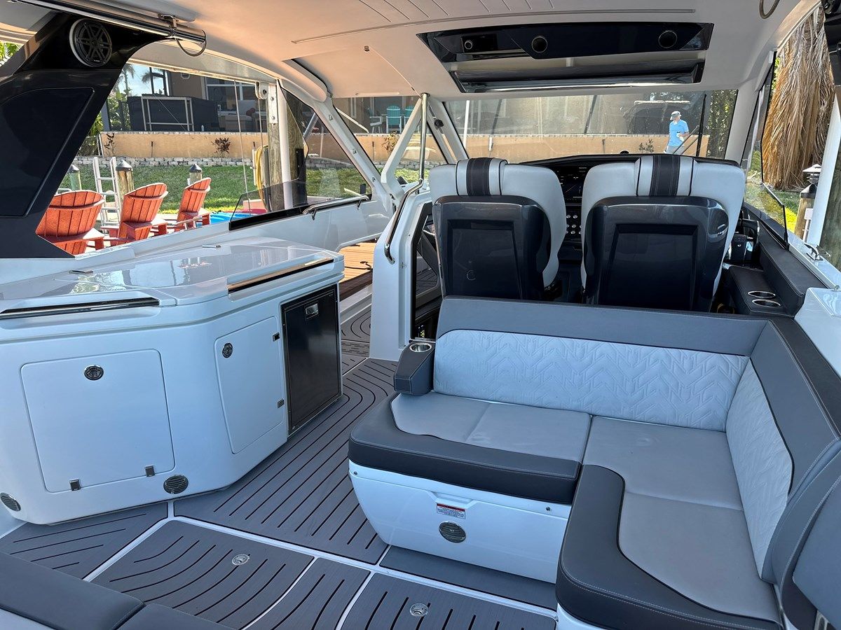 the best price on Galeon 325 gto 32
