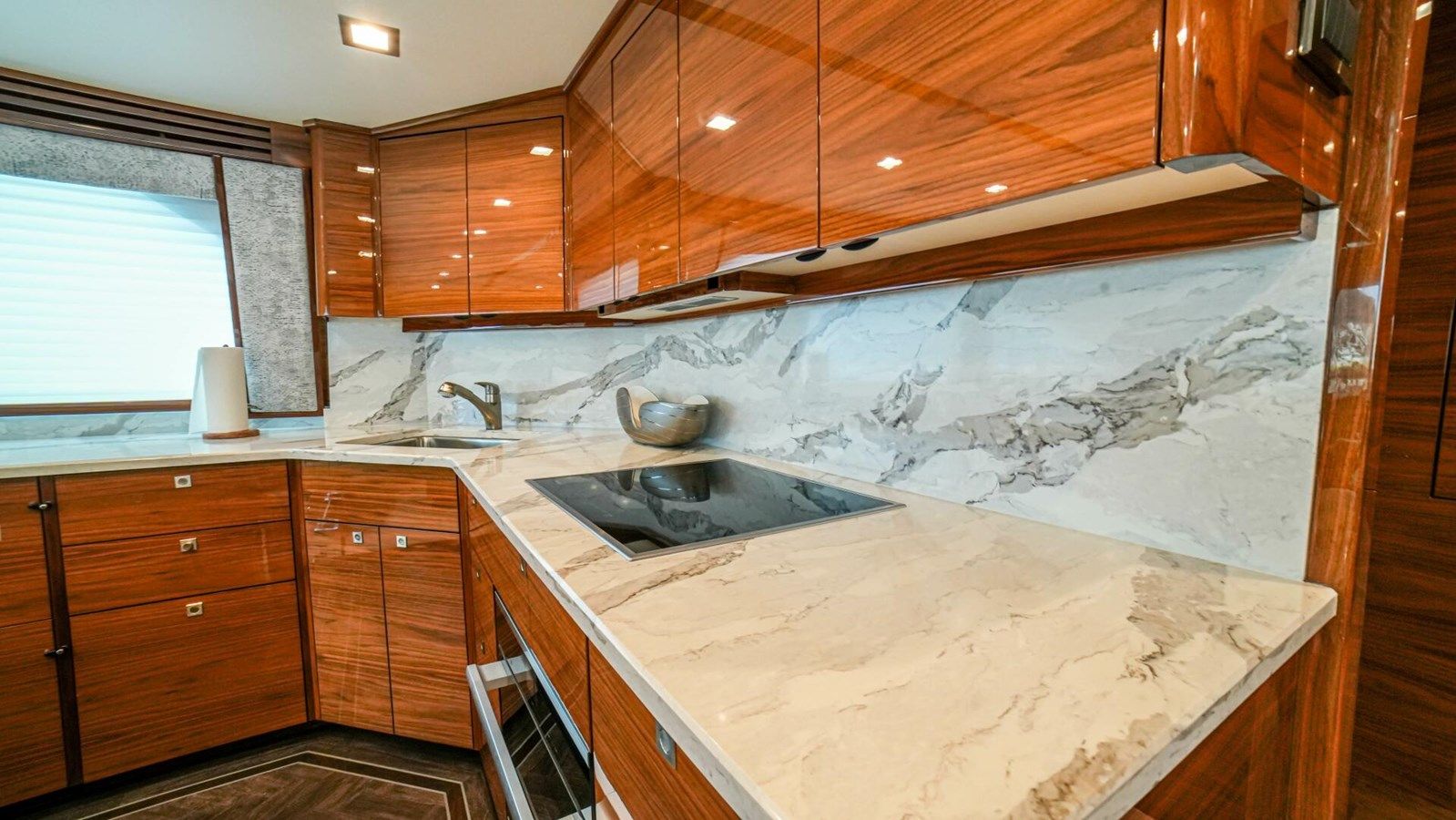 FREE SPOOL 72 CONVERTIBLE yacht sale