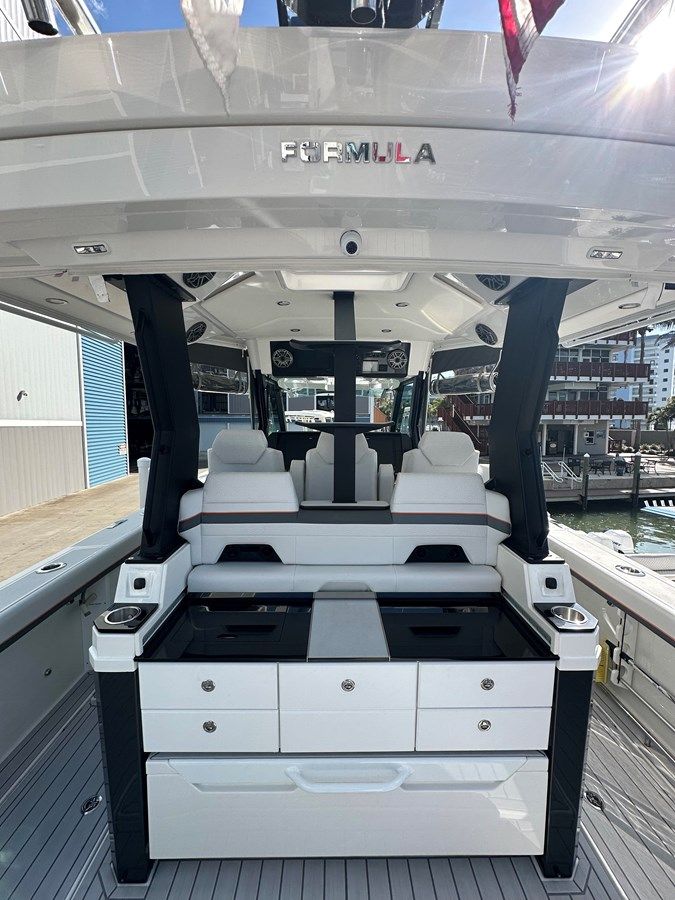 Lazy Girl - Formula Boats yacht sale