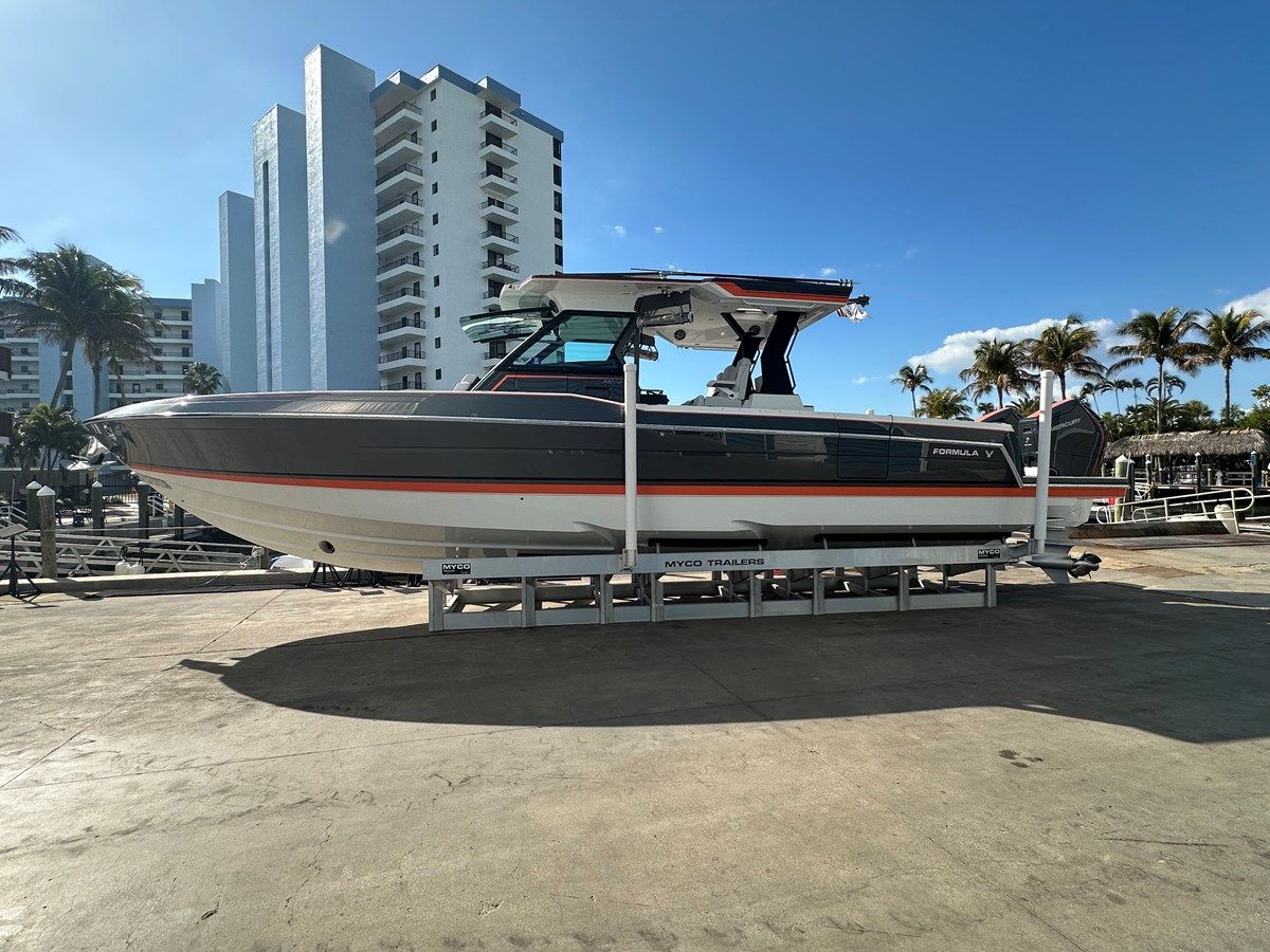 the best price on Lazy Girl - Formula Boats