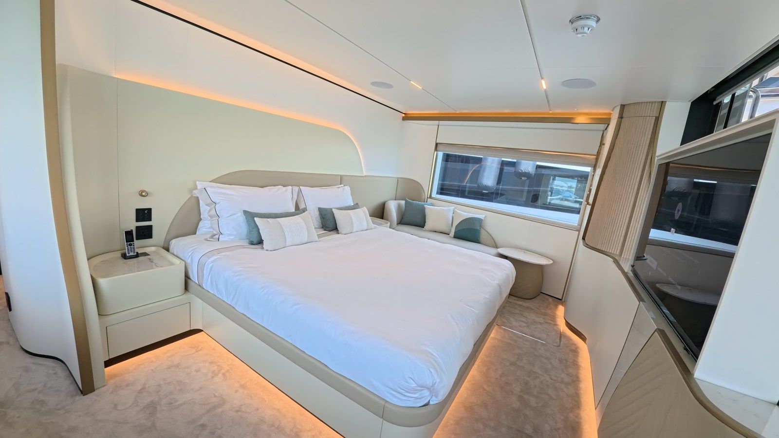 Buy a yacht MAJESTY 100 TERRACE 105