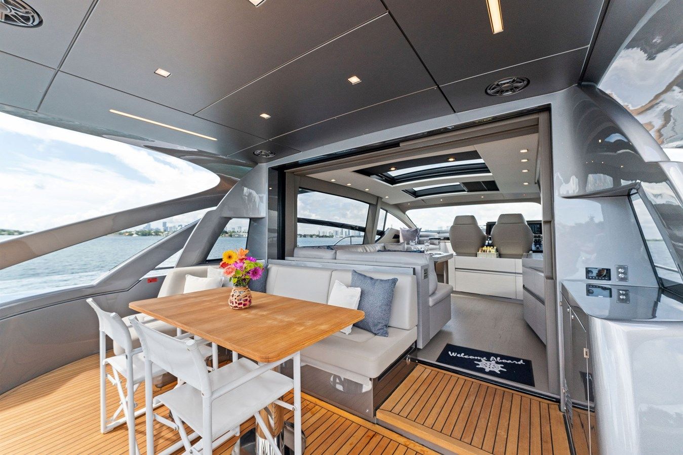 Стоимость яхты QUANTUM - PERSHING