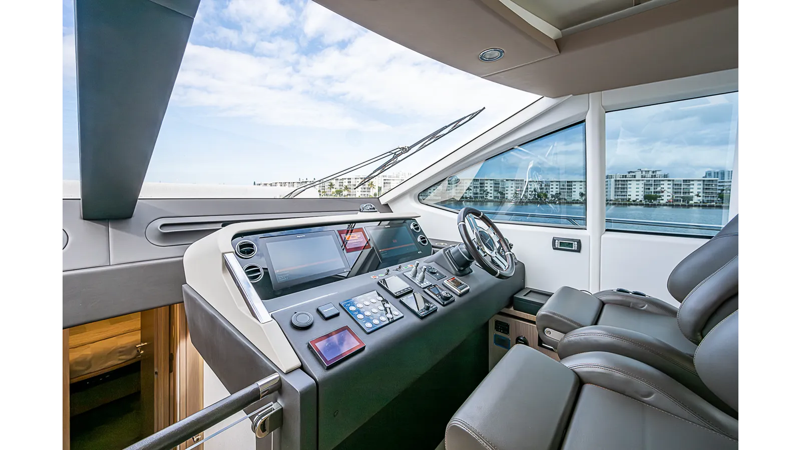 Купить яхту LIQUID ASSET - Azimut Yachts в Shestakov Yacht Sales