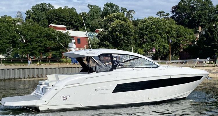 Cruisers Yachts 39 Express Coupe