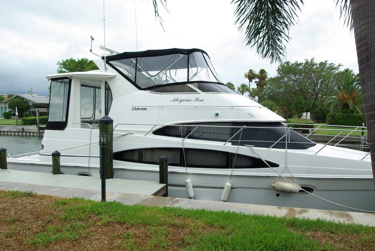 2001 Carver 444 Cockpit Motoryacht
