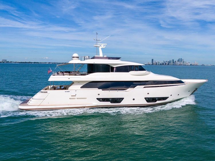 2015 Custom Line Navetta 28