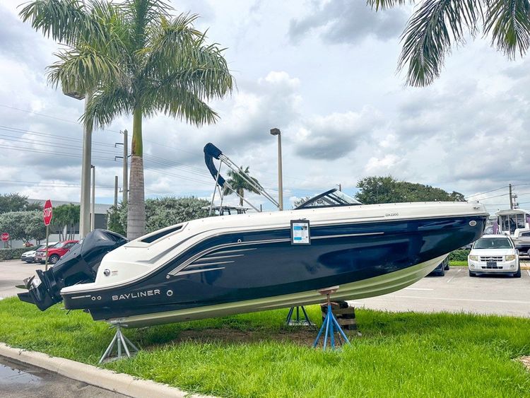Bayliner DX2200