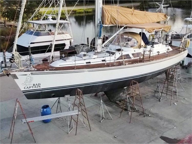 46' Hylas 2008 Center Cockpit