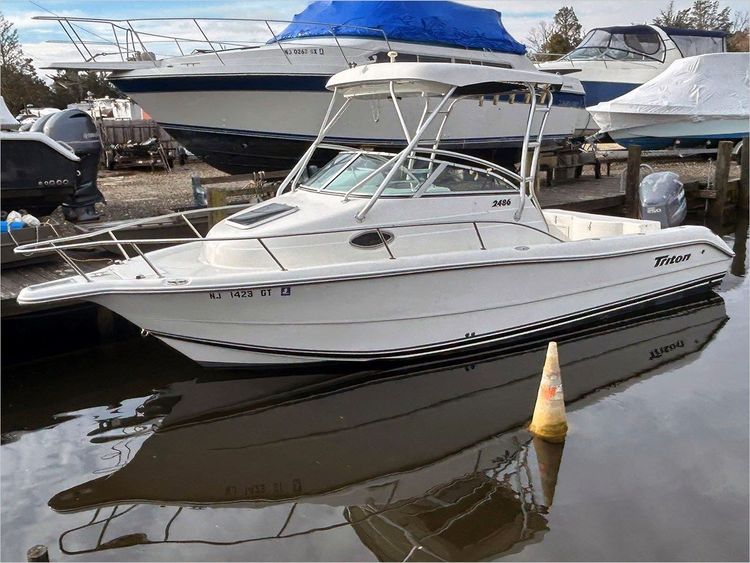 25' Triton 2003 2486