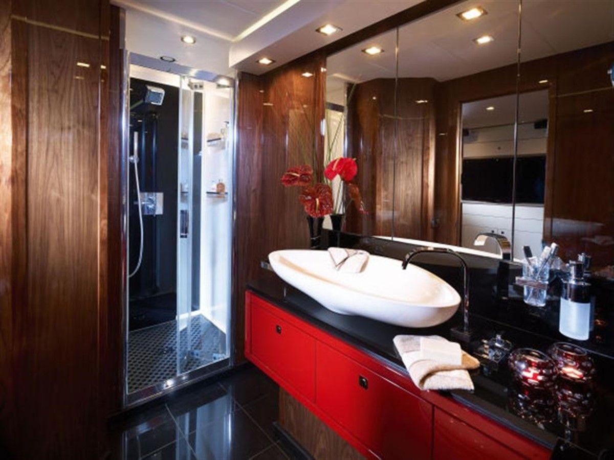 Buy a yacht 84' Sunseeker 84 Predator Predator 84