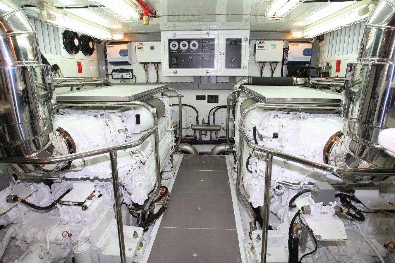 JOHNSON 80’ SKYLOUNGE WFISHING COCKPIT