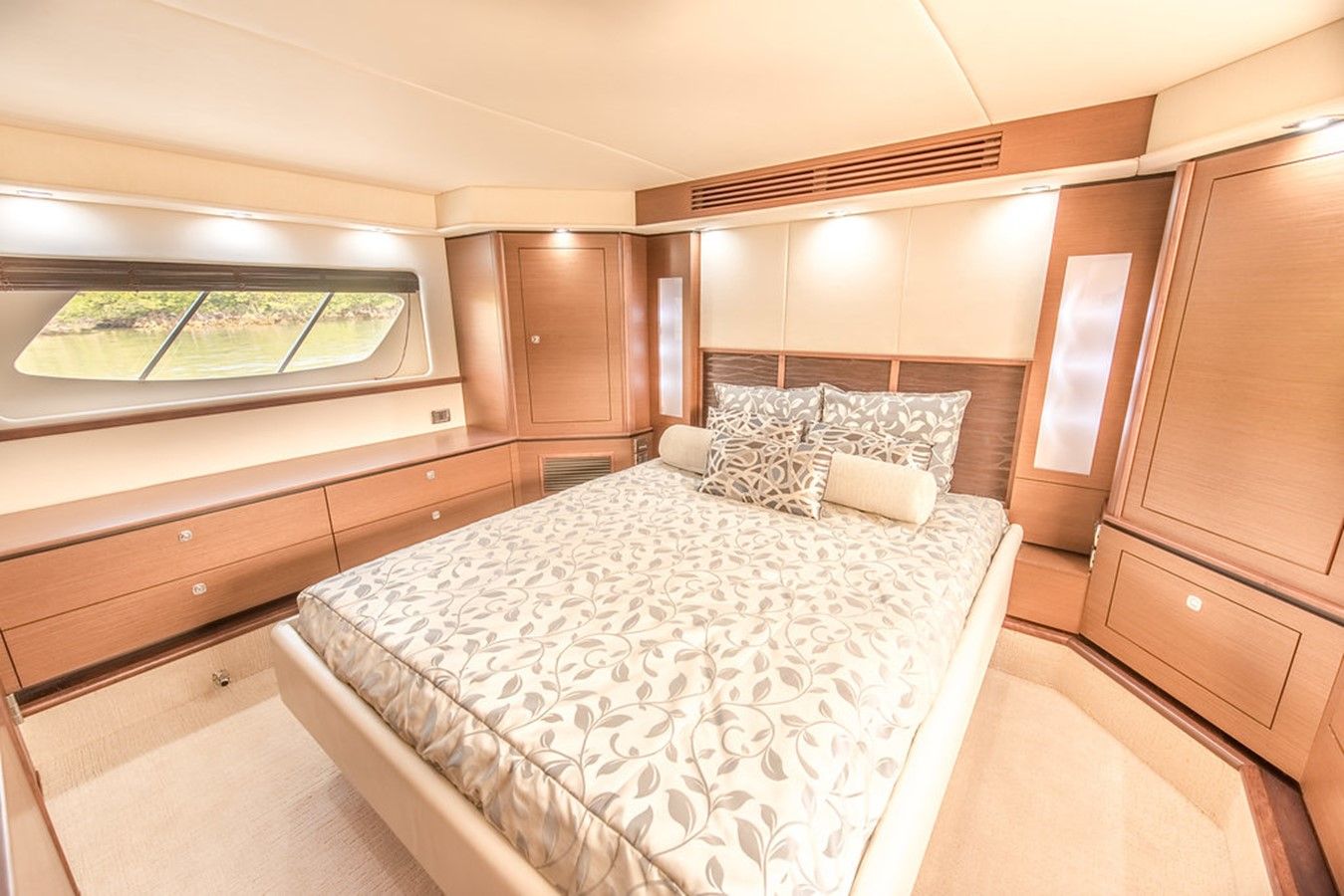 Buy a Sapphire - SEA RAY at Shestakov Yacht Sales