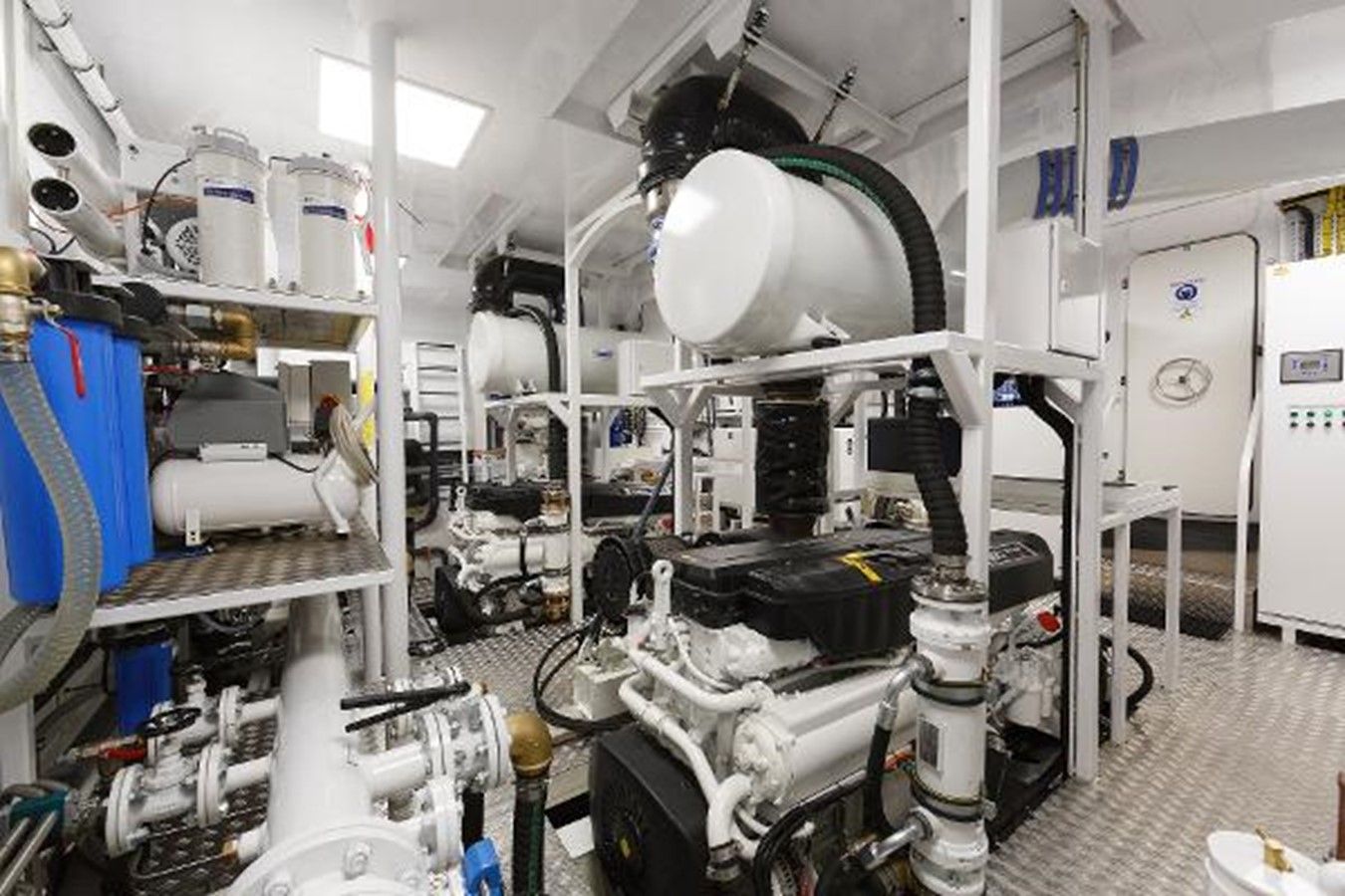 121 ft Explorer 37 - VAN DER VALK yacht sale