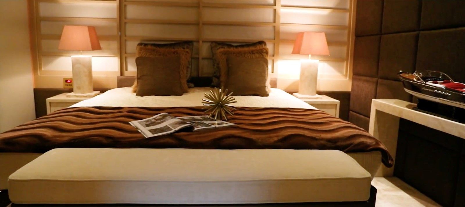 the best price on ANNA J 162