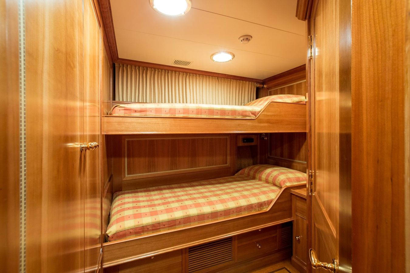 Продажа яхты ELLEN 132