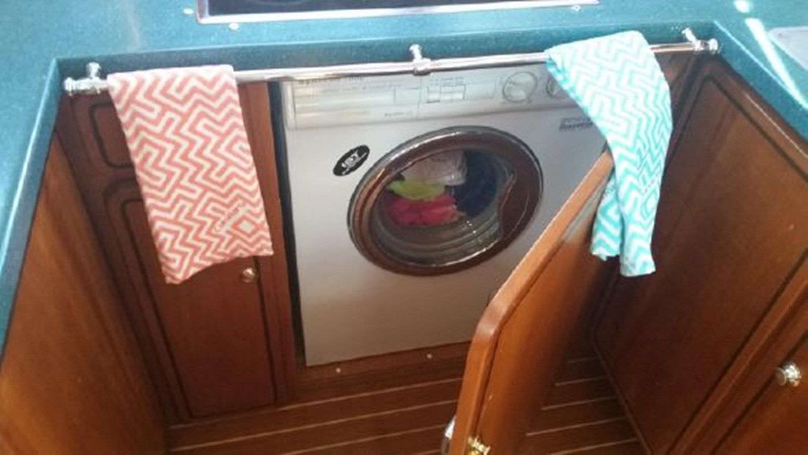 DOG'S LIFE - LINSSEN yacht sale