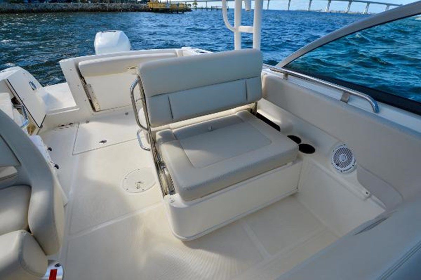 Boston Whaler 230 Vantage - Boston Whaler price