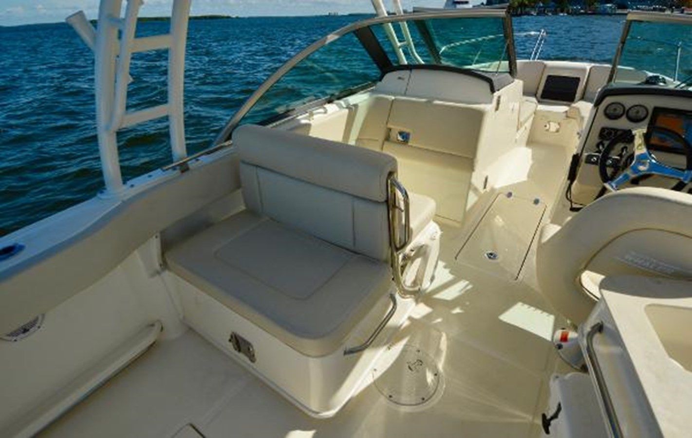 the best price on Boston Whaler 230 Vantage Vantage