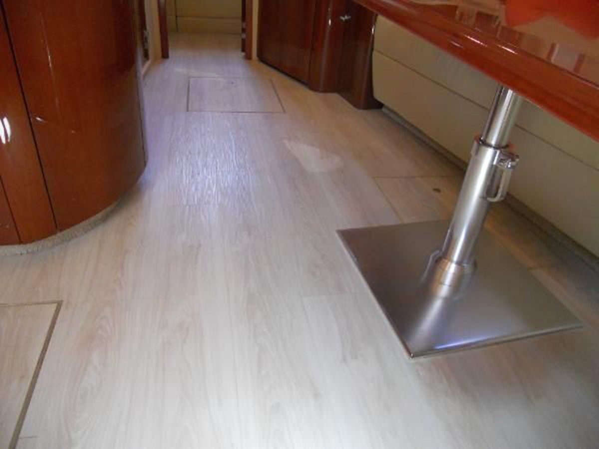 Buy a - 580 Super Sun Sport at Shestakov Yacht Sales