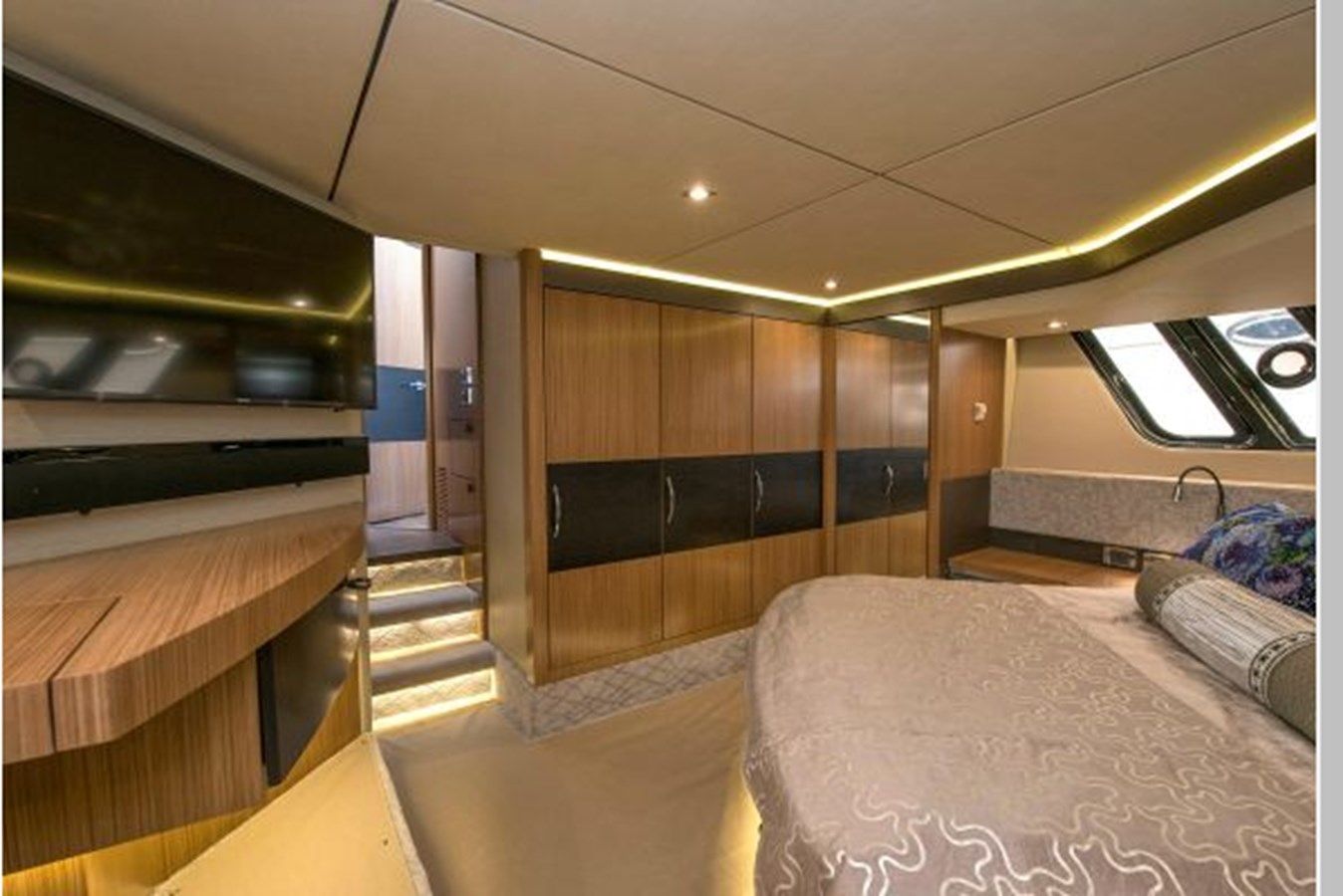 Купить яхту Riviera II L590 Fly в Shestakov Yacht Sales