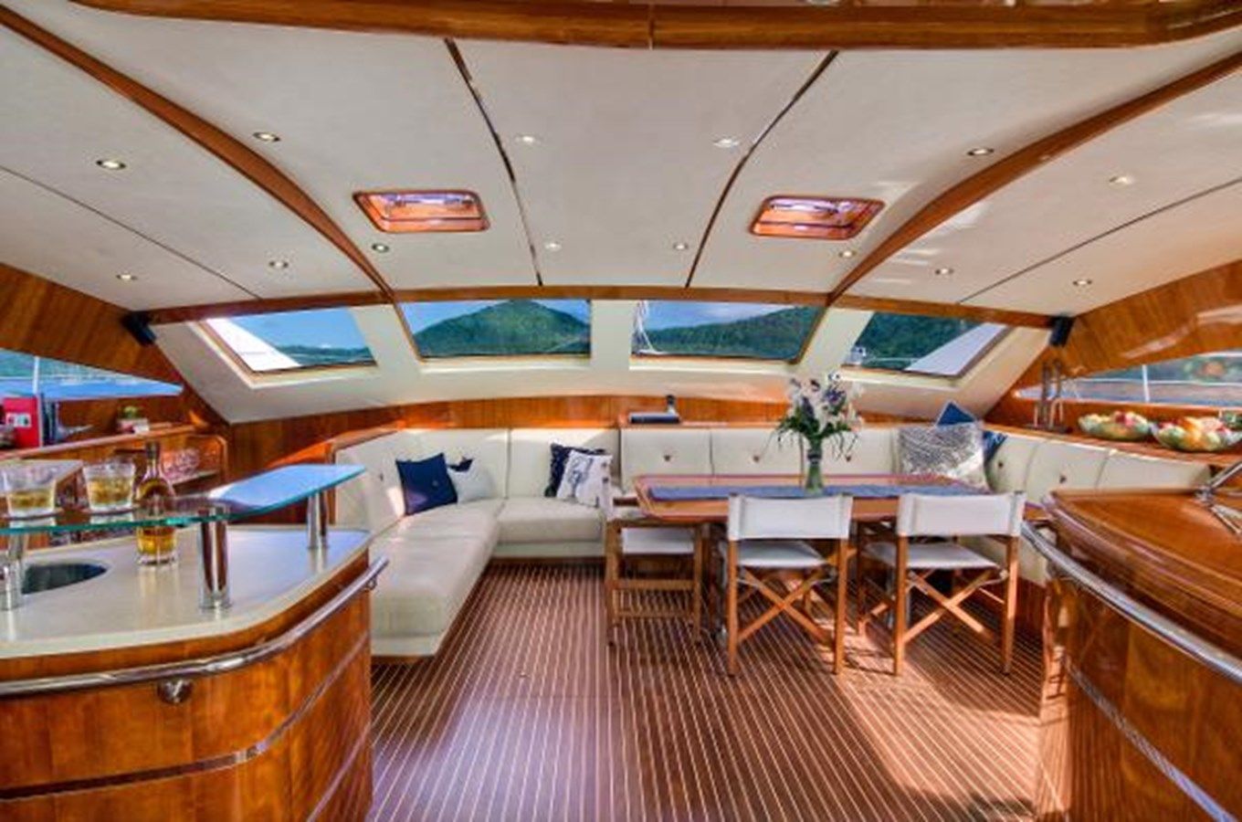 Купить яхту 74' Privilege 2010 2010 в Shestakov Yacht Sales
