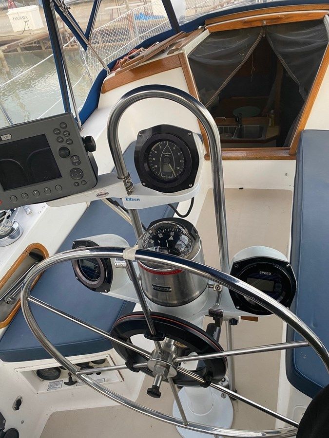 Продажа яхты Far Side - Catalina Yachts