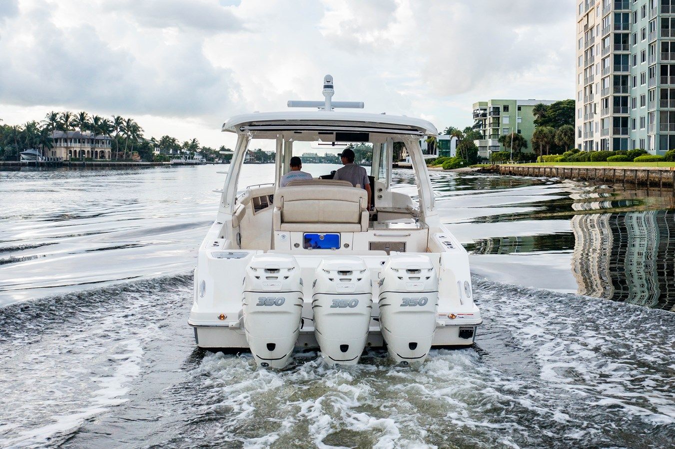 Buy a yacht 350 Realm - Boston Whaler