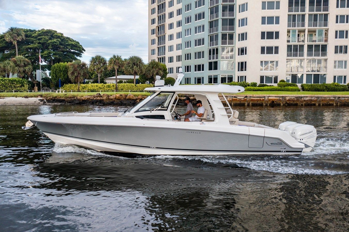 Buy a yacht 350 Realm - Boston Whaler