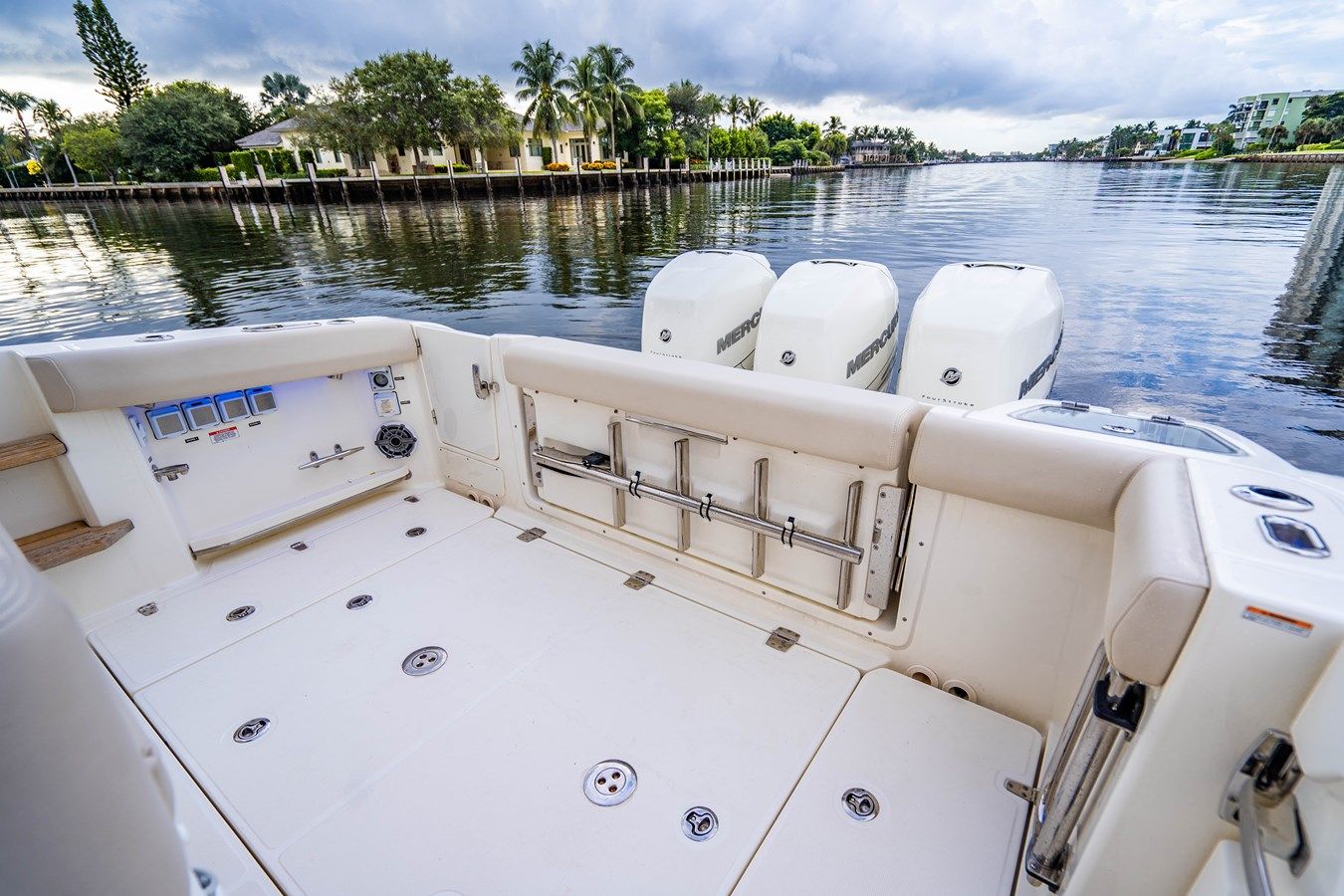 350 Realm - Boston Whaler yacht sale