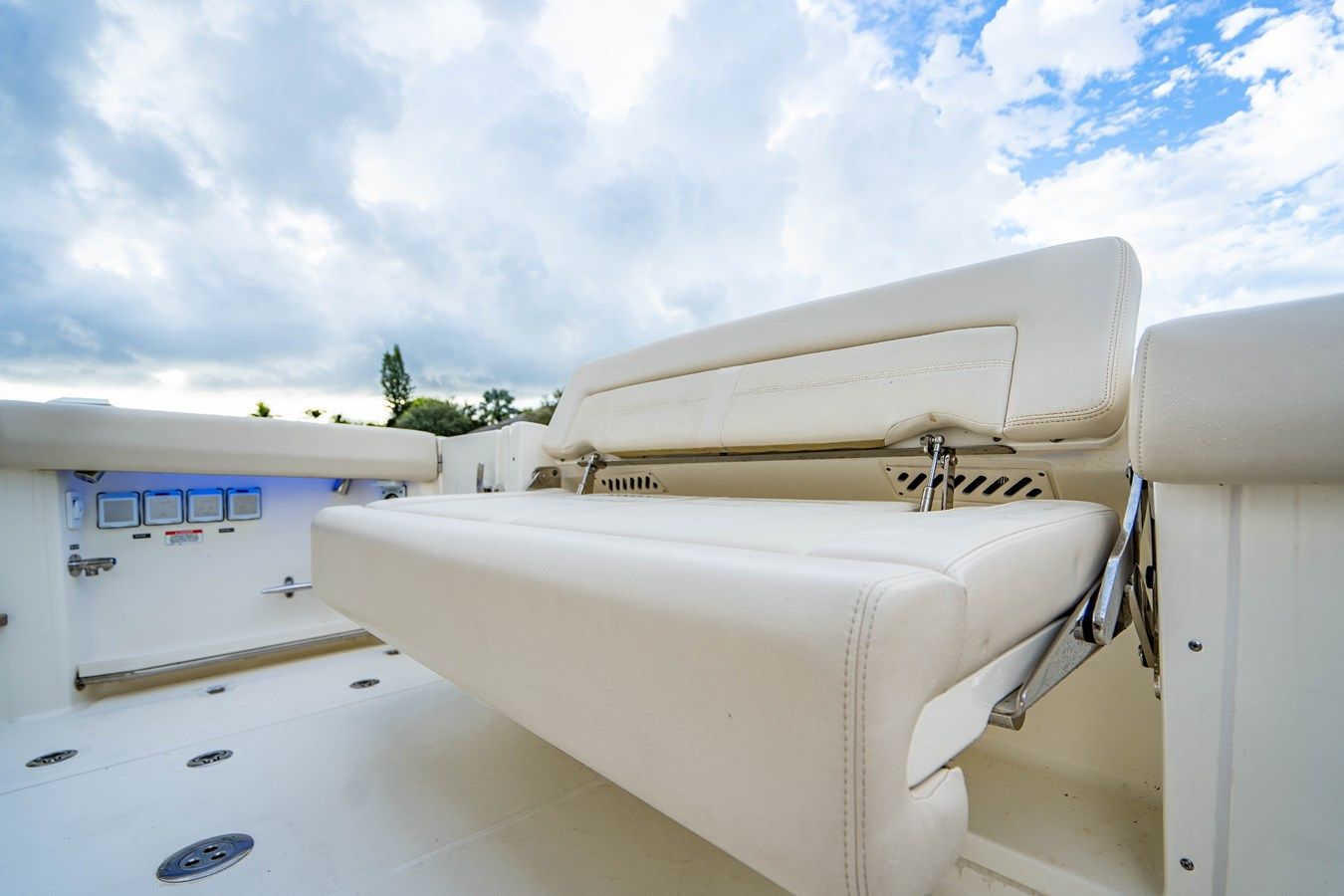 350 Realm - Boston Whaler yacht sale