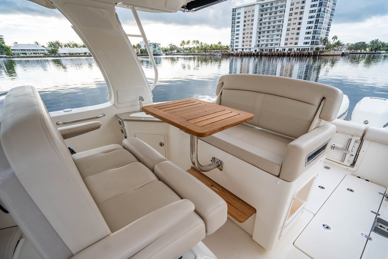 Buy a yacht 350 Realm 2019