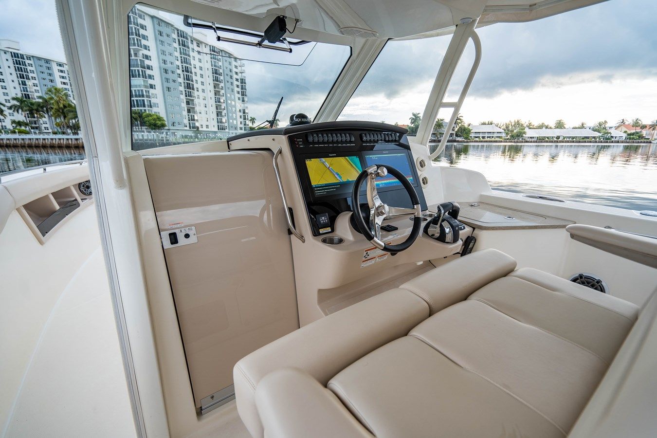 the best price on 350 Realm