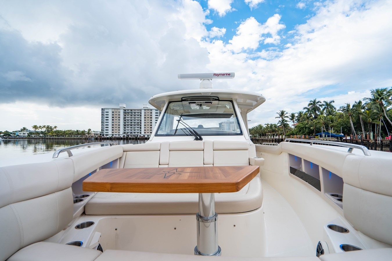 Buy a yacht 350 Realm Realm