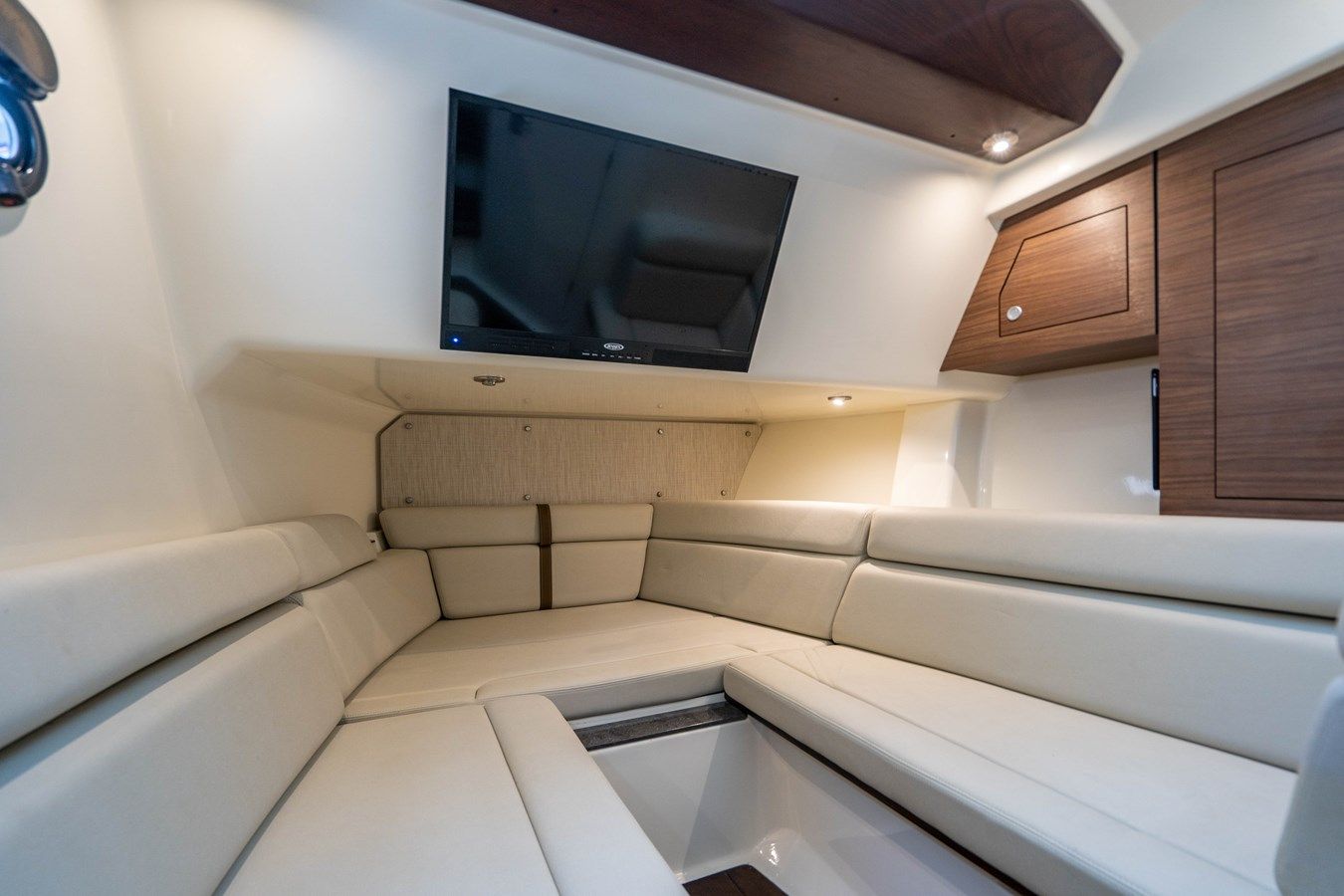 Buy a yacht 350 Realm