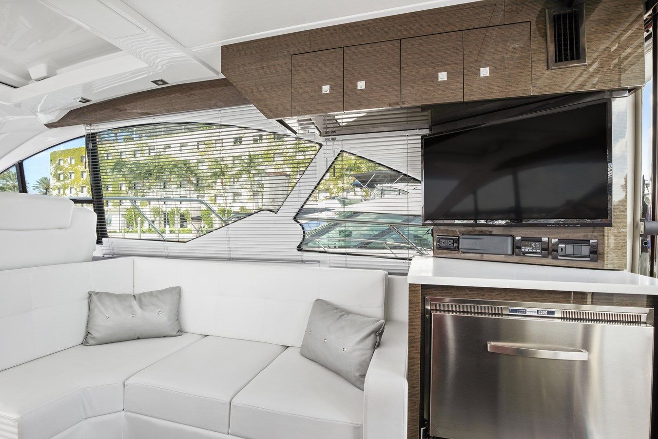 Стоимость яхты - - Cruisers Yachts