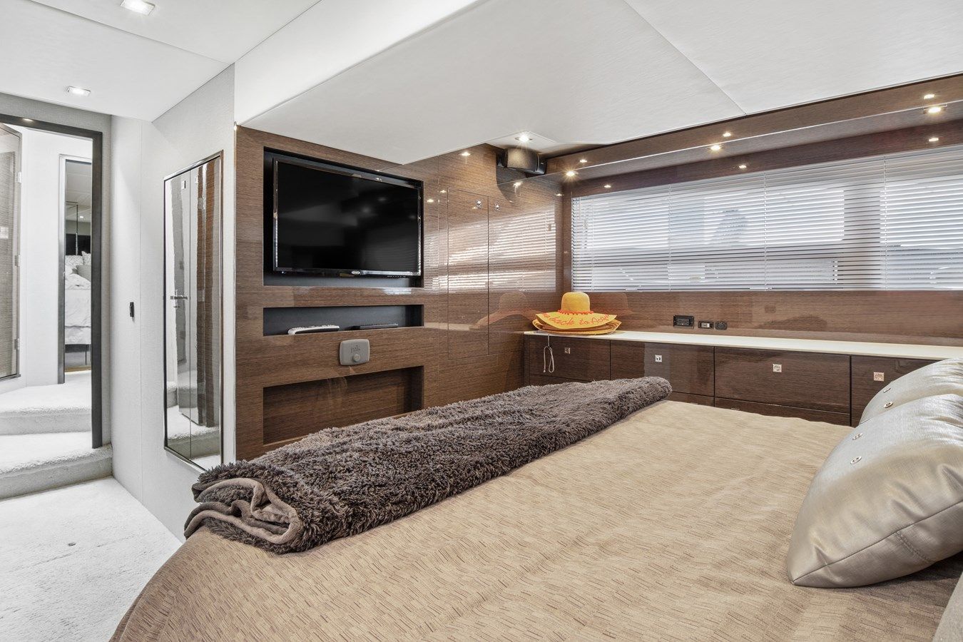 Продажа яхты - - Cruisers Yachts