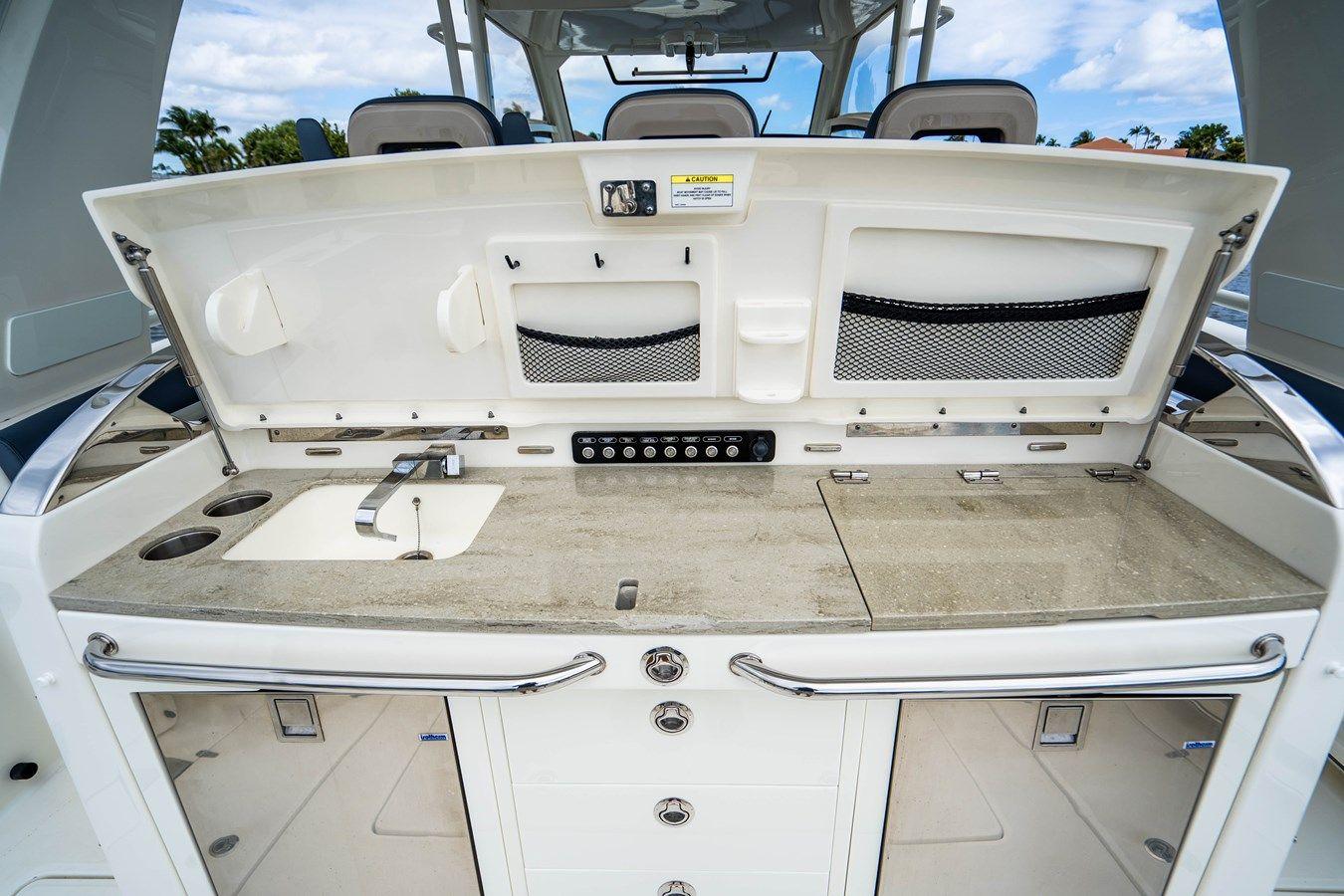 Buy a yacht  420 Outrage - Boston Whaler