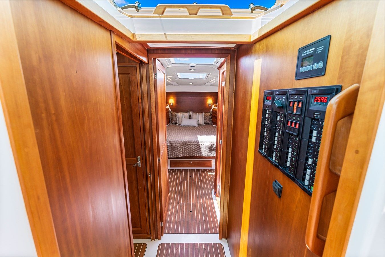 Купить яхту Skamp II в Shestakov Yacht Sales