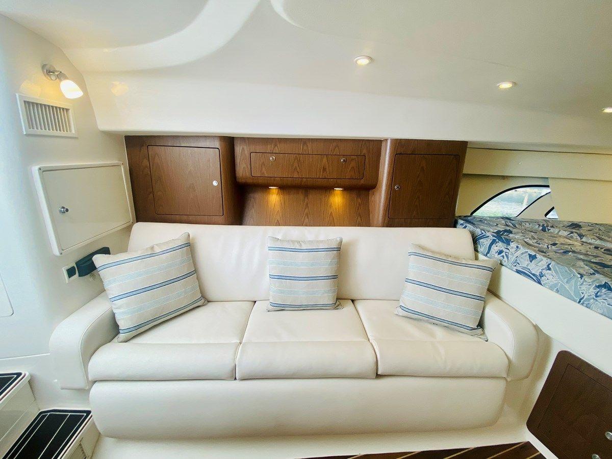 Buy a yacht - 390 Sport Yacht