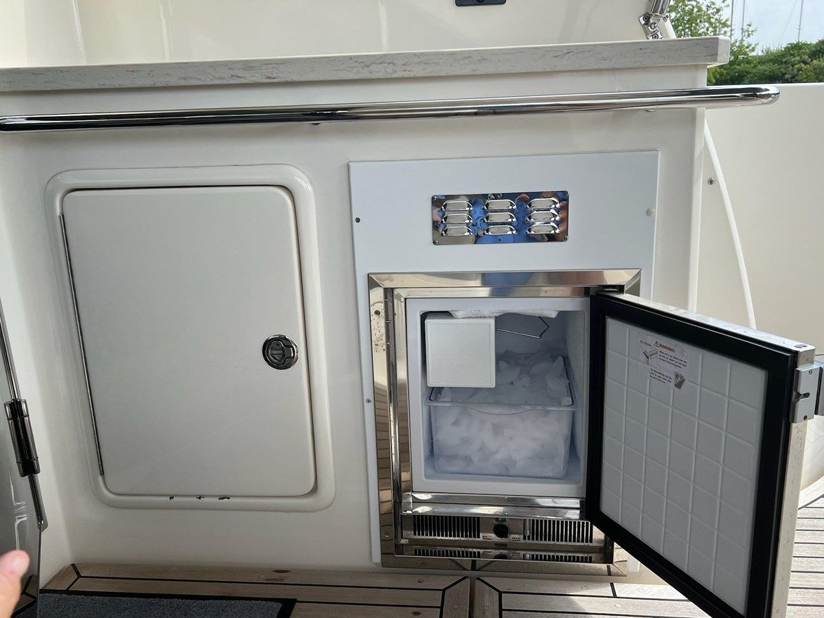 IMAGINE - RIVIERA AUSTRALIA yacht sale